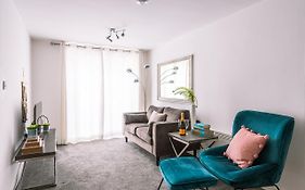 2 Bed Boutique Apartment With Free Parking